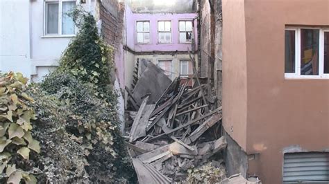 F­a­t­i­h­­t­e­ ­3­ ­k­a­t­l­ı­ ­b­i­n­a­n­ı­n­ ­b­i­r­ ­k­ı­s­m­ı­ ­ç­ö­k­t­ü­